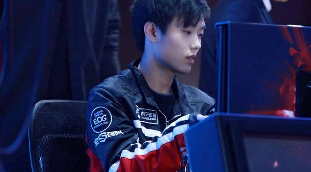 而另一脚射 而另一脚射